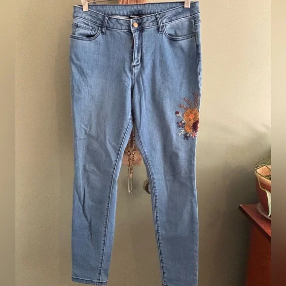 197.) George / W 16-17” R 10” / Embroidered / Light-wash /  Skinny Jeans - Picture 2 of 7